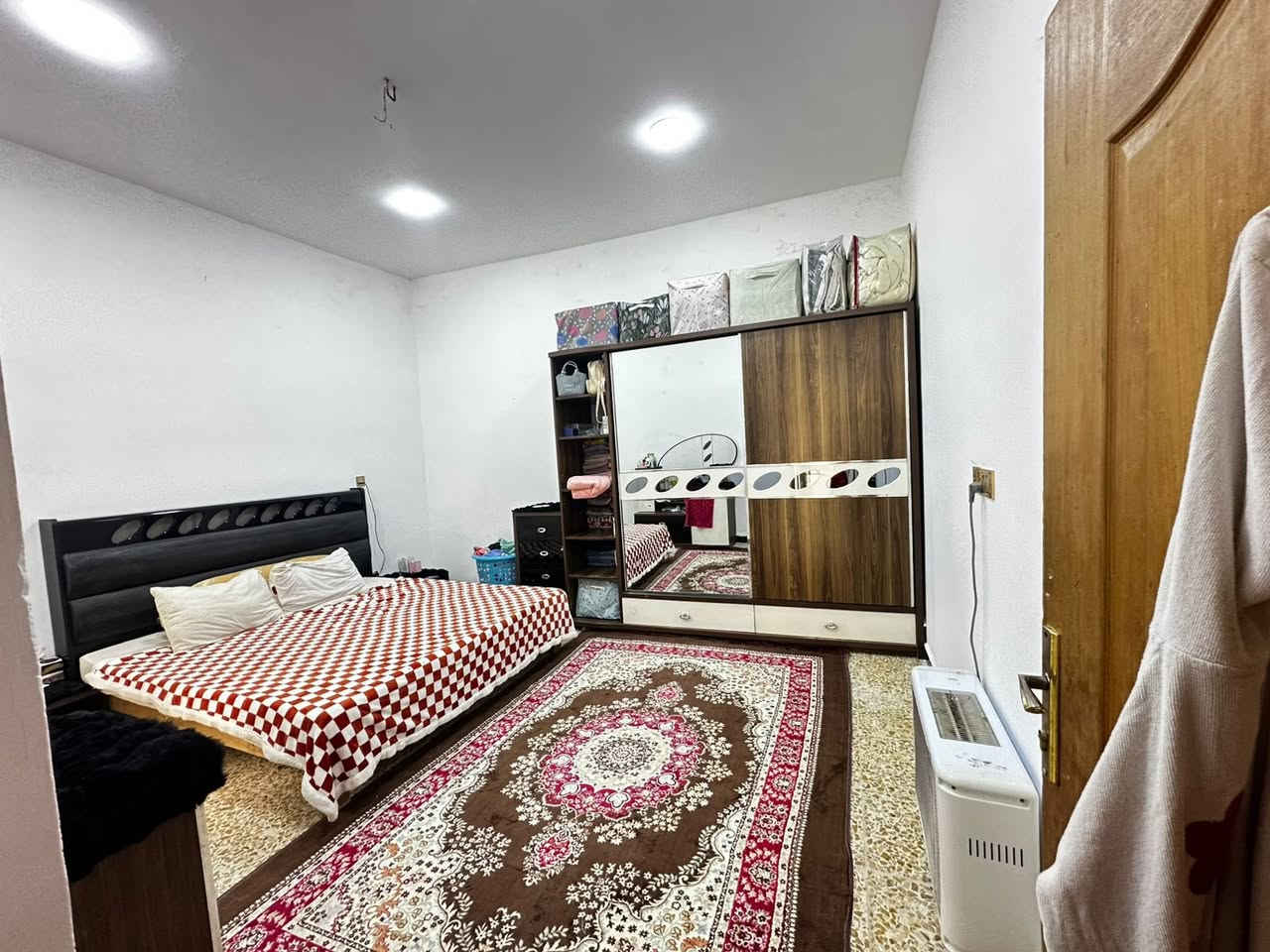 دار للبيع مساحه 100م
واجه 5 /20
بيت جديد طابوك زراعي سند 25
موقع الدار بوب الشام قرب الهزه المرور كامل خدمات 
طابق واحد  شارع عريض 
***********
