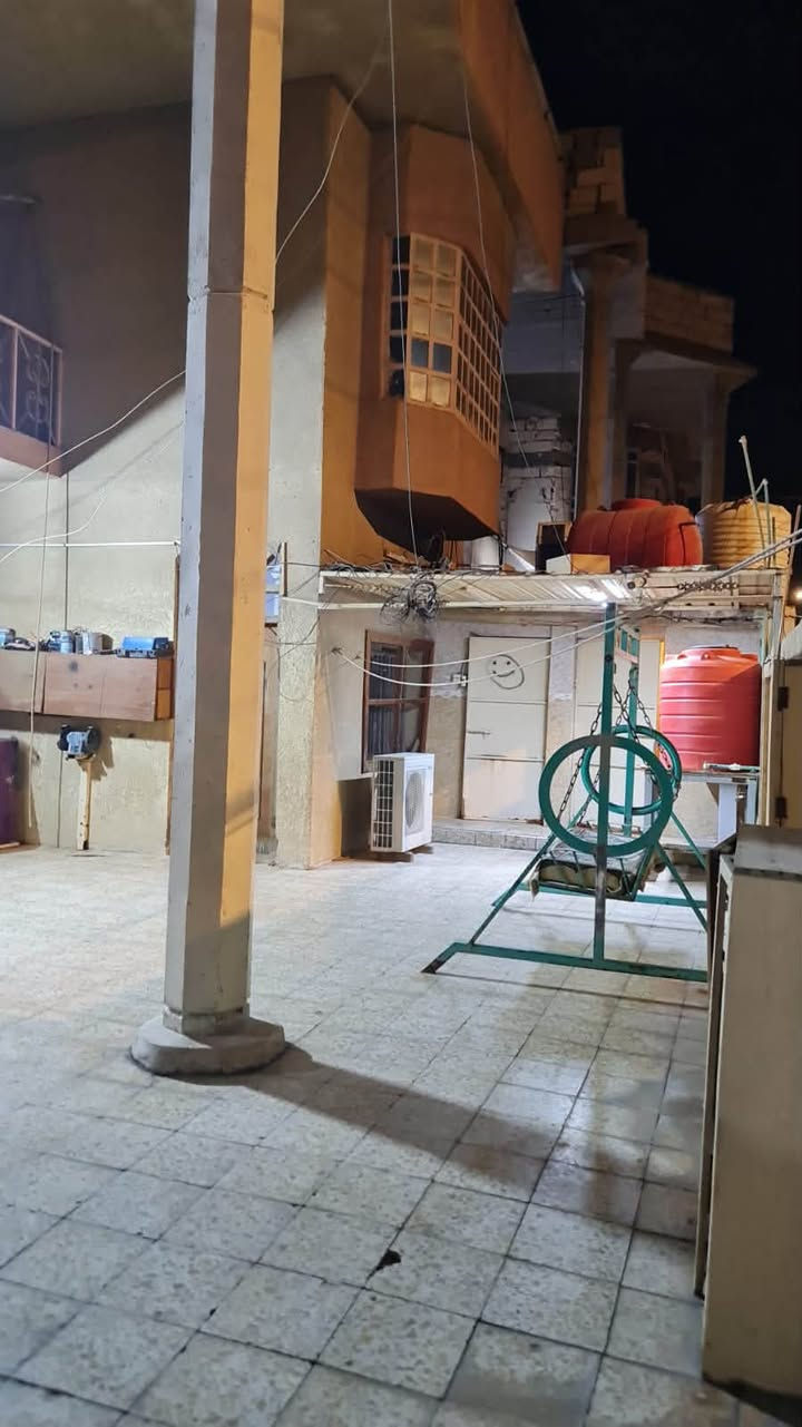 بيت في البصره حي المهندسين موقع مميز قريب على شارع الزبير بصف الركن واجهه 15 ونزال 20 ونص مساحه 308 متر ( يصلح للسكن و يصلح للاستثمار ) طابقين كراج جدا كبير في الطابق الأرضي يتضمن صحيات خارجيه وغرفتين و حمام و مطبخ و صاله و ديوان جبير جدا 10×4 الطابق الثاني بي 4 غرف كبار  وصاله وصحيات 2 ومخزن كبير السعر 390 وبي مجال***********
