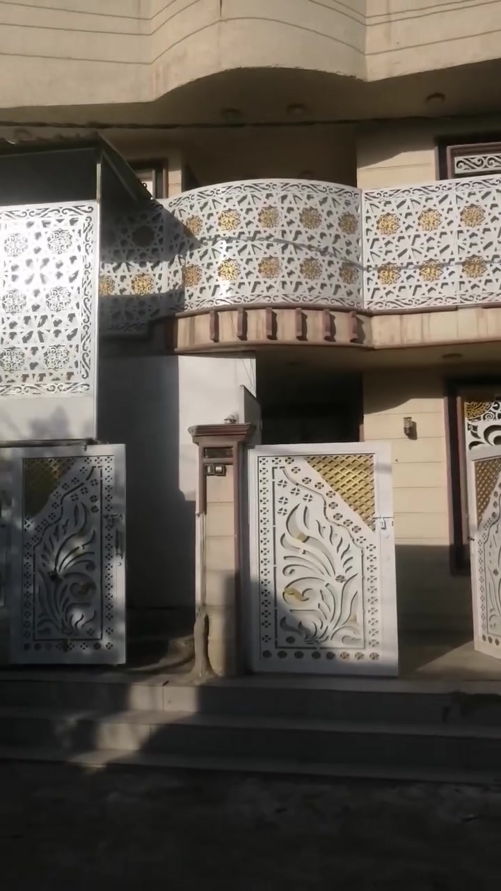 بيت للبيع طابو صرف المساحه ٢٠٠متر طابقين قرب مركز شرطة الورديه قريب عل شارع السعر ٢٥٠ مليون وبي مجال بسيط مراجعة مكتب ابو نغم للعقارات سيف سعد قرب مستشفى الكفيل ***********

