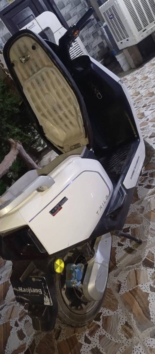 بعد السلام.. للبيع دراجه شحن جديده 6بطاريه نضام صيانه  ذاتي يعني ماتوكف اناره LED زنون ثلجي منفذ شحن هاتف مساحه تخزين واسعه 
نضافه فول شلعه ومعدل تخبلل شاحن سريع ٤٠ كيلو متر حقيقي يعني تنسى الشحن مانع سرقه وبيها هواي مواصفات بعد العنوان صلاح الدين الضلوعيه السعر المطلوب (1100) مليون وميه)وبيها مجال للشراي التواصل خاص وعلى الرقم ***********
