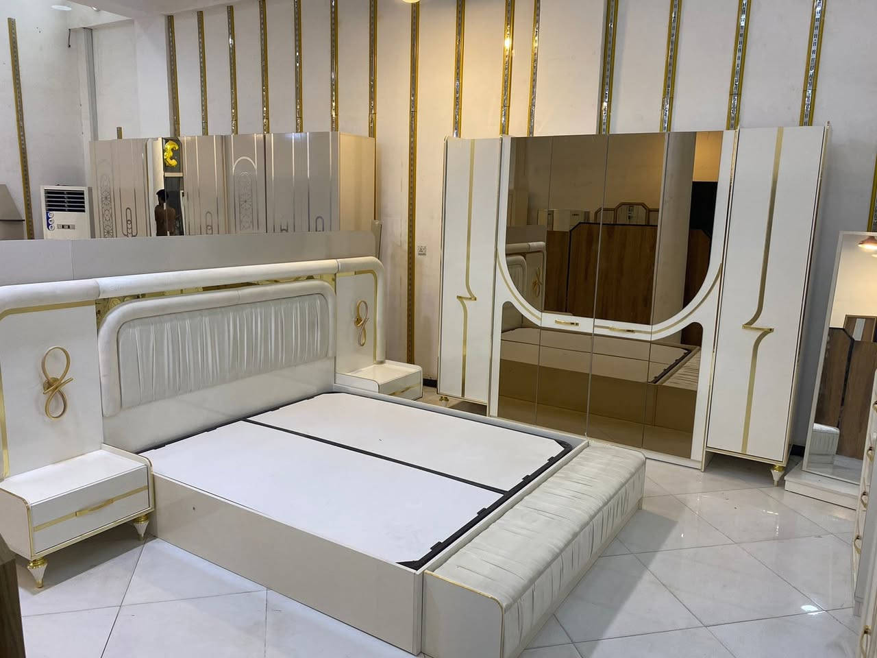 ٧٩٠ الف مع النقل والشد داخل محافظة النجف الاشرف
غرفه نوم تركي ٧رقطعه ما  مستخدم اخر قطعه المعروضة بالمعرض 
*********** 
***********
