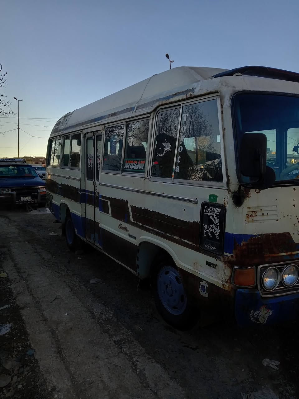 السلام عليكم كوستر للبيع قمبوره مديل ٨٢ سياره بلاديه مكينه اصلي ٨٢ كير اكسن بلادي سياره كلها بلاديه رقم تاميم  سياره بل موصل الاتصال على الرقم *********** او***********
