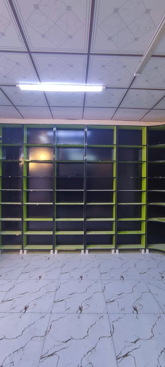 بيع مستعجل فاترينات نوعين : 

اللون البيجي ( تسگام درجة اولى ثقيل ) 
عدد 8 قطع 
بسعر 800 الف شرط درجة اولى والوزن الثقيل

اللون الاسود والاخضر ( هذا تجاري درجة ثالثة ) 
عدد 8 قطع 
بسعر 350 الف 

واذا تاخذهن كلهن شلعة راسلني وتدلل 

مكانهن نجف حي الرحمة 

موجود عالخاص وهذا رقمي بي واتساب 
***********
#فاترينات #ملكانات #للبيع #مستعمل #رفوف
