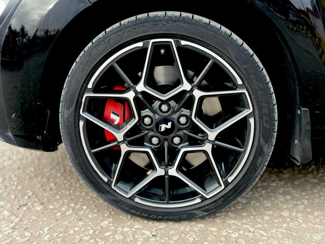 السلام عليكم …

هيونداي كونا( N )

موديل 2023

اللون : اسود

المحرك : 2000cc تيربو
برمجة امريكا 
شوته kn

شاشه كبيره نظام ابل كار بلاي واندرويد

كاميرا

رادارات 360 درجه

تحديد مسار وكروس سرعه

نظام صوت harman kardon

ستيرن رياضي 

شفتات ستيرن

الكشنات جلد وشامواه

كشن السائق كهرباء 3 وضعيات

المرايه الوسطيه تعتيم

شاشة العدادت متغيره بعدة وضعيات

بصمه تشغيل وابواب

تشغيل عن بعد

لايت 3 عدسات زنون

وضعيات قياده متعدده

كزوز رياضي بلادي دبل صالنصه

صوت الگزوز طرب عند التغيير على وضع n 

سرعة السياره 300 كيلو متر بالساعه

دوسات وترايش تختلف عن النسخ العاديه

ويل رياضي حجم 19

سبويلر ومري لون اسود

مانع انحدار 

باقي المواصفات ماتحضرني ومعروفه بالنسبه للجنايه 

السياره ممتعه جداً بالقياده وسريعه جداً 

السياره مختمه حرف N بالستيرن والشباك والكشنات والدوسات والصندوق والويل والفچوج

السياره ماشيه 20 الف كيلو 

رقم بغداد انگليزي 

للاستفسار 

——————————***********
