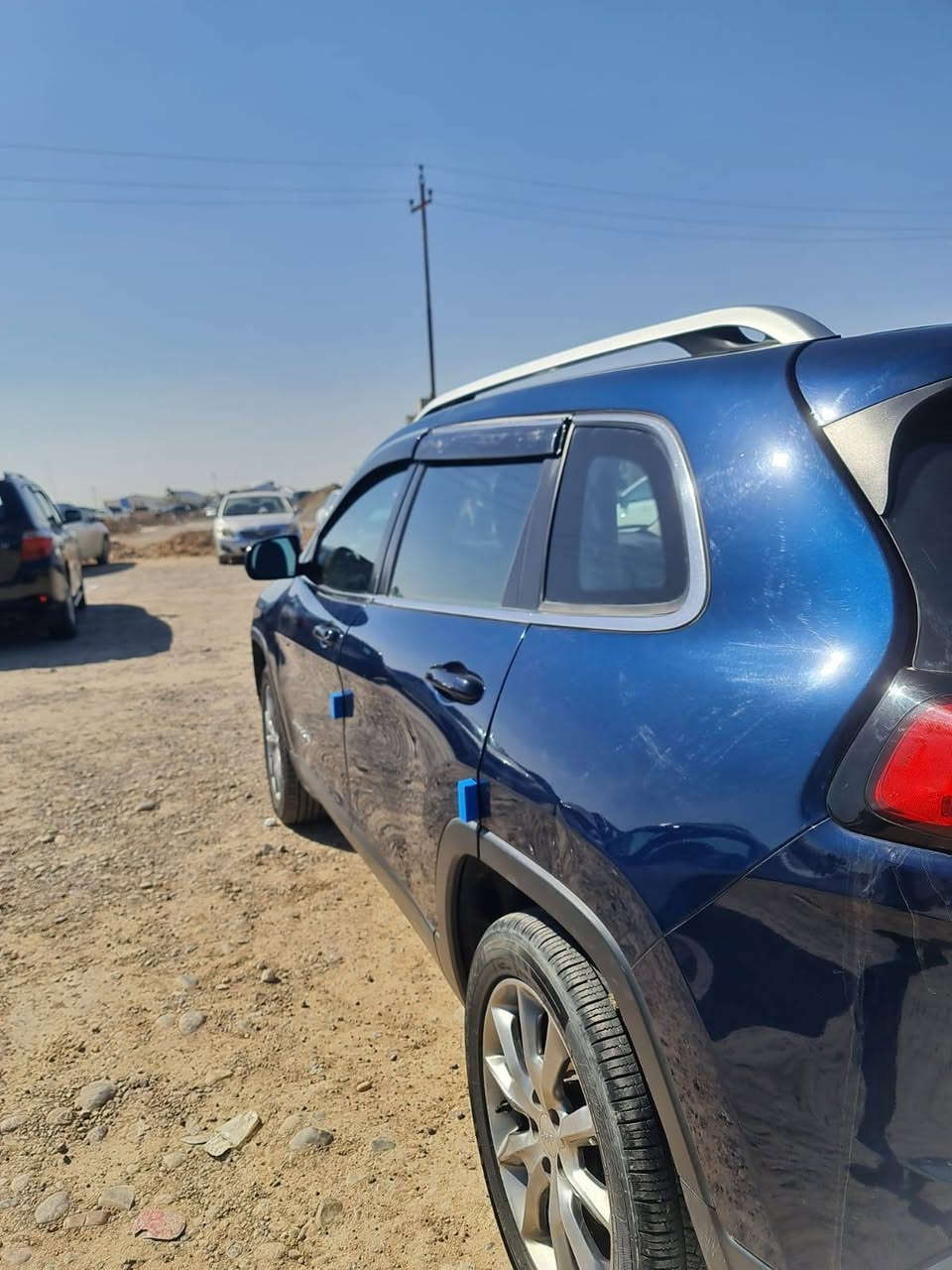 السلام عليكم اخوان  للبيع جيب شيروكي (بزون)  ٢٠١٨
المواصفات:
• محرك اقتصادي 2.4 لتر 4 سلندر
• ناقل حركة (الگير)أوتوماتيك – 9 سرعات 
• دخول ذكي وتشغيل بصمة
• شاشة كبيرة
• كاميرا خلفية دوارة
. حساسات خلفية 
• تحكم تبريد شاشة 
• قطعتين تبريد 
• مقاعد جلد مقعد السايق كهربائي 
 • نظام صوتي فاخر
• مثبت سرعة 
• نظام مانع انزلاق 
• إضاءة LED نهارية منظومة زنون
.  باتري جديد
. كهربائيات كلها شغاله على وضع الشركة 
• السيارة نظيفة من الداخل والخارج – استخدام عائلي
📁 رقم اربيل شرط التحويل مشروع وطني تحويل ثاني يوم 
السعر خاص 
مكانها صلاح الدين قضاء العلم 
للاستفسار 
***********
