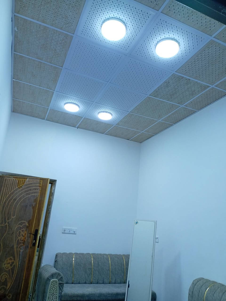 بيت للايجار في سوق باب الهوى؛ شارع ١٥ بناء حديث صارله شهرين المساحه ١٥٠ متر سكف سندويج محتوياته غرفتين وصاله ومطبخ وصحيات داخليه وخارجيه وديوانيه وحديقه خلفيه وحديقه خلفيه ٥٠ متر إيجاره ٣٢٥ قفل للاستفسار تفضل خاص
