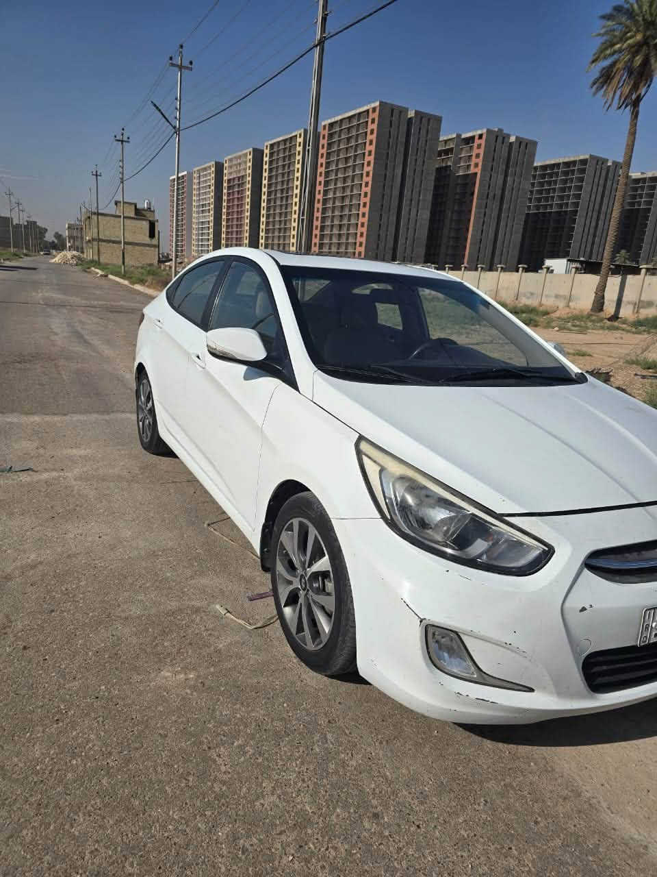 السلام عليكم 
هونداي اكسنت 2016 خليجية محرك 1600 قطرتين 
السيارة كفالة عامه مـن الحادث  
بيها فقط شخط بلباب وتكحيلات بسيطه 
ممشـى السياره 144 الف كيلو / 
  الموصفات فول 1/1 
‼️فتحه 
‼️داخل لونين 
‼️تحكم استيرن 
‼️شاشه تاب ايباد 
‼️كامرة 
‼️ويل 16 ويلكب 
‼️السعر 114 بيها مجال قليل 
رقم بغداد مشروع وطني بأسمي 
مكان السياره بغداد الدورة 
رقمي  ***********
واتساب موجود
