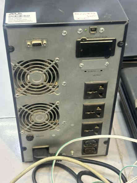 يو بي اس اونلاين 3kv يجي ٨ بطاريات 
شاشه تحكم اعدادات 
شغال مابيه اي مشكلة 

سعره 225 الف 
اذا بدون بطاريات 
واذا تريد بطاريات جديده احطله سعره ٣٧٥ الف يصير 

مكاني اربيل
***********
