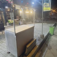 ميز كافتريا • رفوف داخلية • نجف-مشخاب