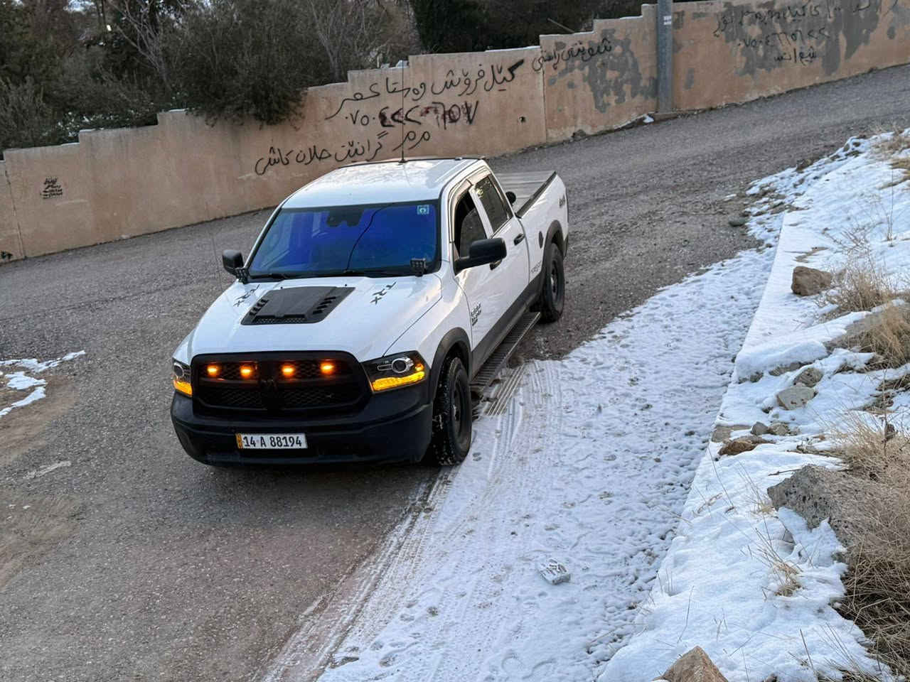 مرحبا. دوج رام كلاسيك فئة ترايدس مان.
الموديل ٢٠٢٢. باب قصير  بدي وسط 
الضررر بلعراق  ضربة بدي خلفي واضحة بلصور. واكو سحب بسيط بلشاصي
.
الضرر امريكا واضح صور هم بدون ايرباك ستيرن  فقط ايرباكات بردات وكشنات.
 السيارة جدا نضيفة وجاهزة بدون نقص.

حجم المحرك. V6
تو ويل
 الرقم بصرة دولي باسمي

تحويل مباشر

السعر ١٧٥  ورقة
السيارة عليها اضافات
غلاف صندوق  سعرة ٣٠٠$
 كشافات اصلية محولات. ريمونت  سعره ١٠٠$.
 سبيسرات ويل سعرهم 120$
  لايتات مبدلهن  عدسة شكل ريبل سعرهم 250$

 جنح قمارة  سعره 100$

برمجة ايكل وبلكات جديدة سعرهم ١٥٠$

  الغرض من ذكر الاضافات مع الاسعار حته الشراي يعرف السيارة شكز مصروف عليها

 تقريبا 1000$

   السعر  مذكور ورقم الهاتف
***********
***********
 واتساب
.

مراوس فقط
تاهو
او لاندكروزر
او رام باب طويل لان عندي عائلة
