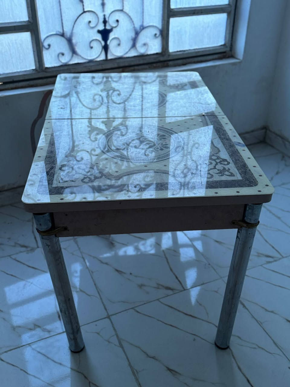 للبيع
ميز طعام + كراسي عدد 4
سعر 30 الف قفل 
تواصل مع الرقم 
***********
