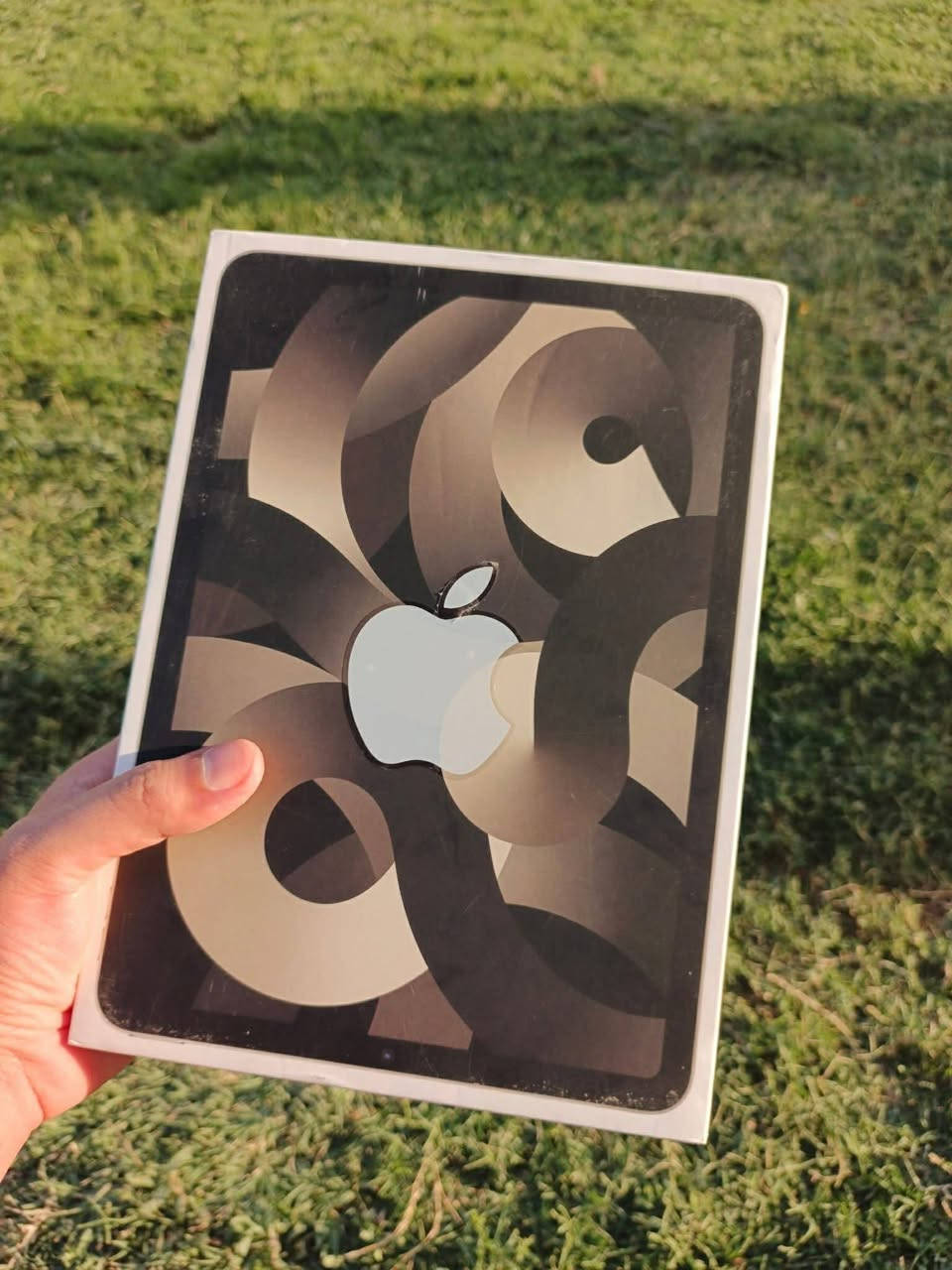 السلام عليكم
iPad Air (الجيل الخامس)
Apple

Apple M1 (نفس معالج بعض أجهزة الماك)
أداء قوي جدًا للتصفح، الدراسة، التصميم، والألعاب
الذاكرة (RAM):
8 جيجابايت
التخزين الداخلي:
64 جيجابايت:

السعر خاص 
***********
