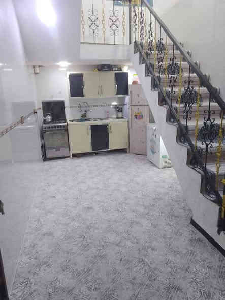 بيت حديث بمساحة 50متر طابقين سند 25 اقرار محكمه مباشر بأسم المشتري يحتوي ع غرفتين نوم مع صاله واستقبال ومطبخ ومجاميع صحيه عدد 2/ يبعد عن طريق الزائرين 20متر / خدمات كامله 
العنوان كربلاء  قرب مدينة الزائرين. مقابل جامعة كربلاء فريحه بسعر 70 للاستفسار ***********
