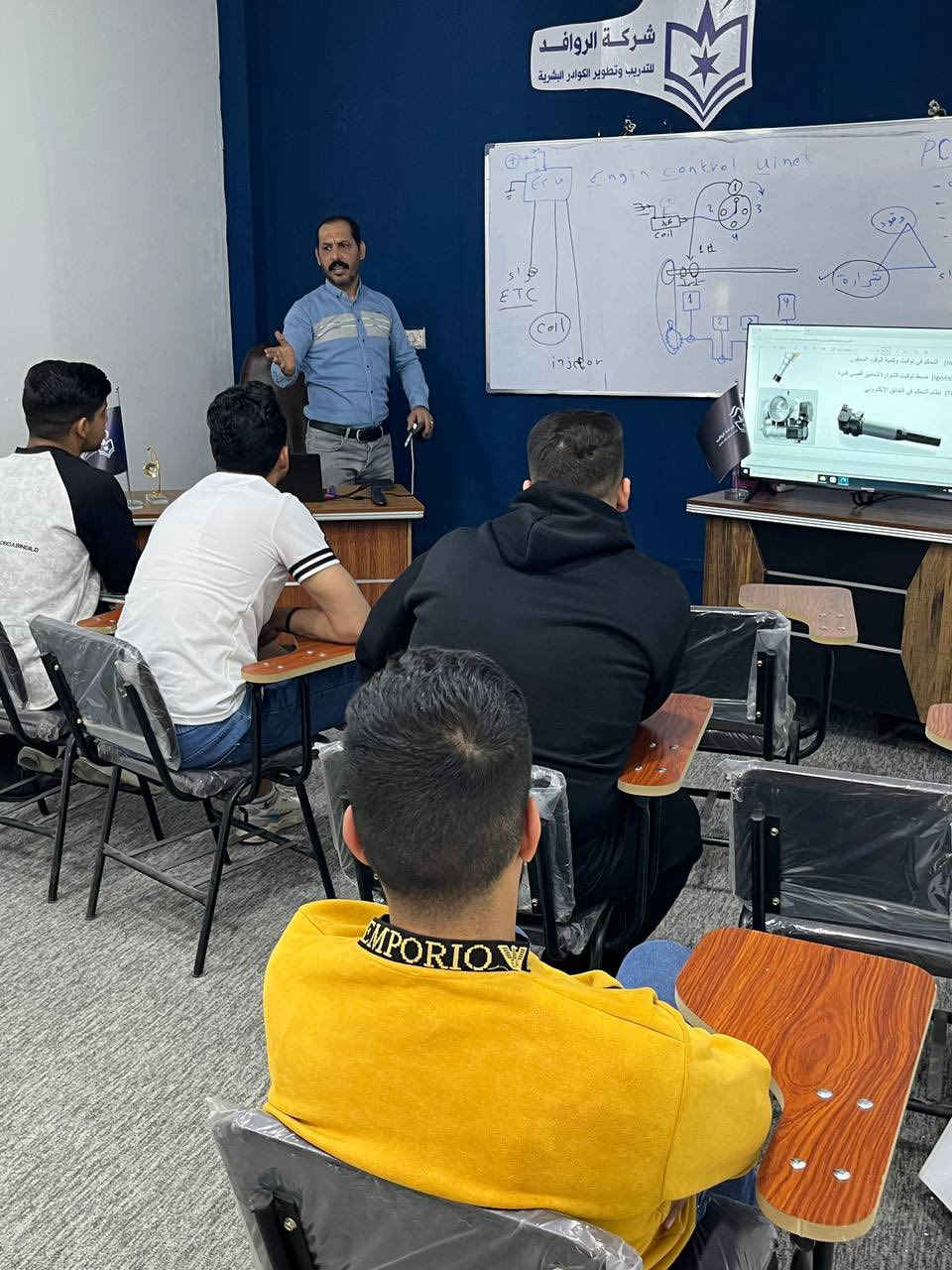 افتتاح التسجيل مجددا لدورة (فحص وتشخيص أعطال السيارات)
⚡️☄️مع خصم مؤقت ٢٠٪؜ للسعر فقط هذه الدفعة⚡️☄️…

💯بكل فخر نعلن افتتاح التسجيل بعد نجاح وتخرج الدفعات السابقة من الدورة في شركة الروافد وهالمرة بخصم٢٠٪؜💯…

🔧🚗

 دورة تجمع بين الشرح النظري والتطبيق العملي داخل مقر الشركة والورشة التدريبية للاستاذ منتصر ياس خضير

بعد هذه الدورة، يتمكن المتدربون من:-
✔ قراءة بيانات أجهزة الفحص وربطها بالأعطال الواقعية
✔ تحليل المشاكل الكهربائية والميكانيكية بطريقة منهجية
✔ تطبيق الخطوات الصحيحة للتشخيص داخل الورشة
✔تإهيل المتدرب لسوق العمل..

مميزات الدورة:-
-✅تدريب عملي 
-🎓شهادة معتمدة
-💯الاعادة مجانية

⭕️فقط عشر مقاعد  متاح للدورة⭕️

العنوان:- ديالى-بعقوبة- شارع خريسان- قرب تقاطع البلدة..
هـ/***********
