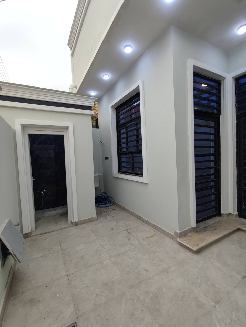 #السلام_عليكم
الدار للبيع الاسكان الصناعي
المساحه 150 متر غرفتين واستقبال
وصاله ومطبخ وصحيات داخليه  وخارجيه
للستفسار المراسله خاص او اتصال او وتساب
***********
