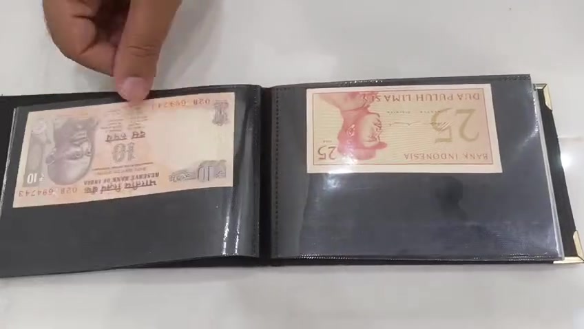 البوم جلد سعة 36 عملة ورقية ذات الحجم الصغير او المتوسط متروس.

يحتوي على عملات من دول مختلفة كثير منها انسر وبدون تكرار ماعدا كم عملة التكرار بها لانها انسر تسلسل او كاصدار مختلف بتواقيع مختلفة.
يحتوي ايضا على بعض القطع مميزة مثل عملات بولندا والكويت ومورتانيا.

السعر 25 الف فقط.

التسليم عن طريق مكتبة ابو عبير او بشكل مباشر.


**إذا كنت صاحب هذا الإعلان وتريد حذفه لأي سبب، رجاءا أرسل رسالة إلى الدعم الفني**