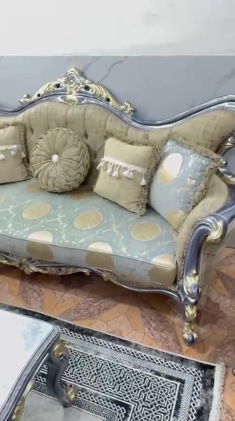 تخم زان ايطالي ١٠ مقعد مع ميز وسطي مع ١٤ كوشة فول نضافه اخو الجديد ***********

