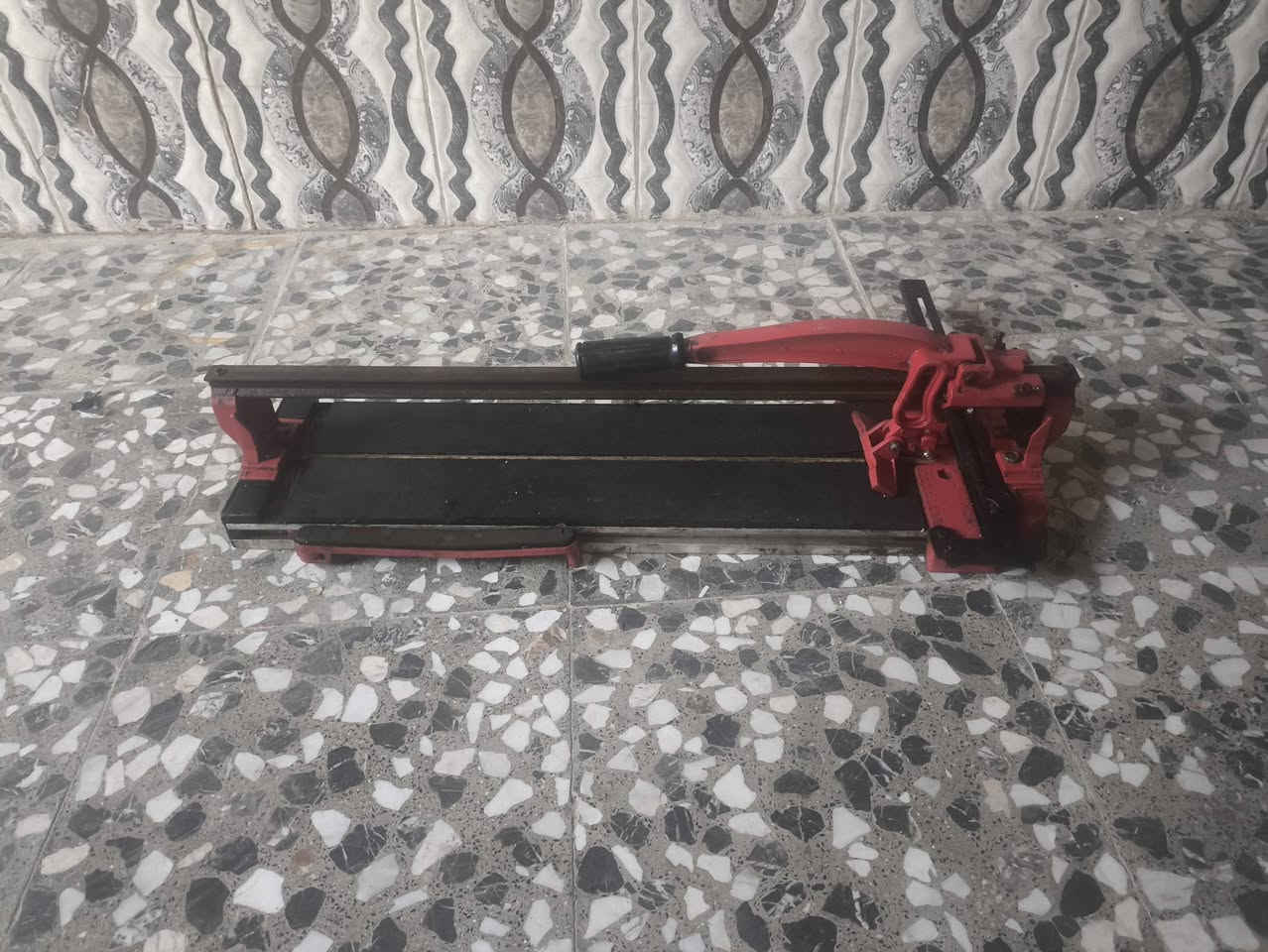 قاطعه  ام ليزر بورسلين أو سيراميك شغاله إستعمال قليل ألمازه جديده توني شادهه  اخذت وحده ١٢٠  اريد ابيع هاي سعرهه ٤٠ ألف المكان بغداد المحمودية ***********
