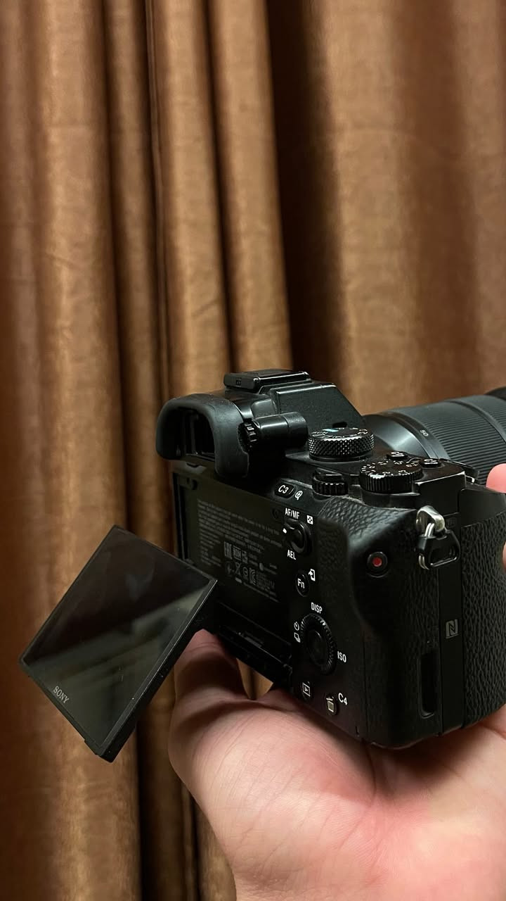 كاميرا Sony Alpha A7 II للبيع
الكاميرا بحالة ممتازة ونظيفة جداً، استخدام شخصي وخفيفة الاستعمال.
فل فريم بدقة 24 ميگابكسل مع مثبت داخلي 5 محاور وتصوير فيديو Full HD.

الحالة: نظافة 95%
المرفقات: بطارية عدد(3)+ شاحنة

للتواصل: (***********)
