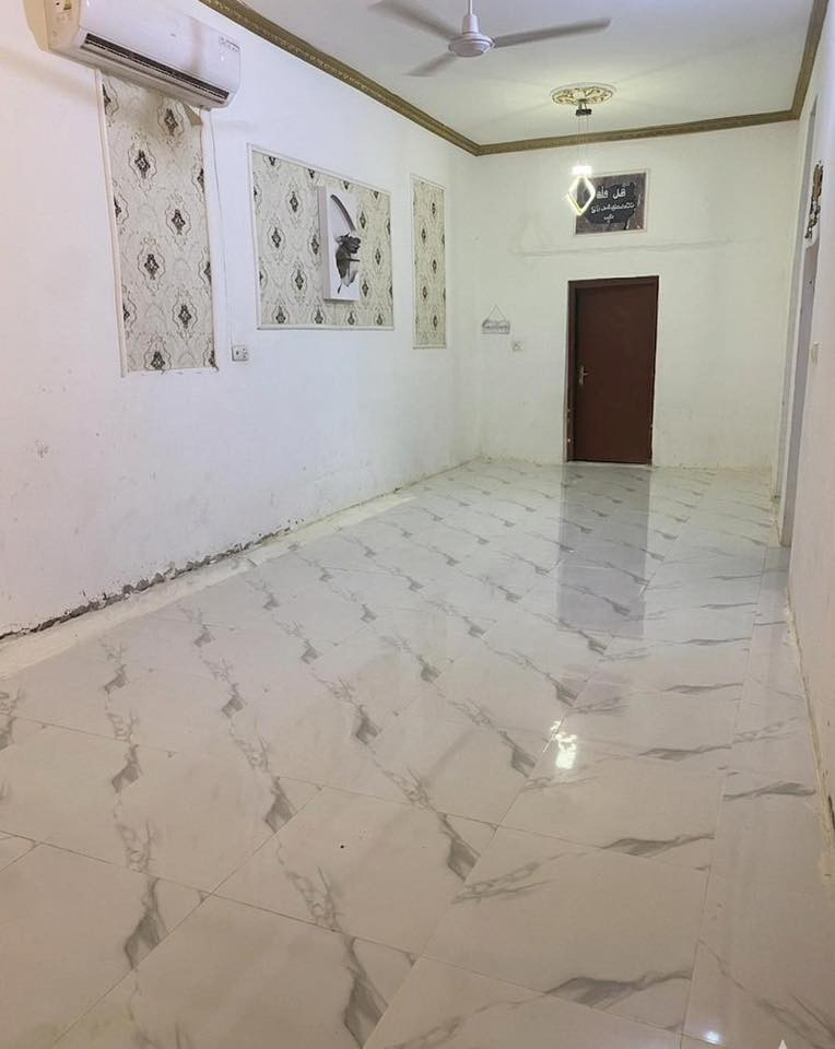 بيت للبيع مساحه ٣٠٠ متر  زراعي حي الكوفه الفرع مقابيل محطة حسن ملاغي ثالث بيت بداية الفرع يتكون من
دوانيه ٧*٤
طارمه وحديقه
صاله ٩*٤
غرفه ٦*٤
غرفتين٤*٥
مطبخ حار وبارد
 وصحيات خارجيه وداخليه
ومناور عدد٢

الاستفتسار عالرقم فقط
***********
