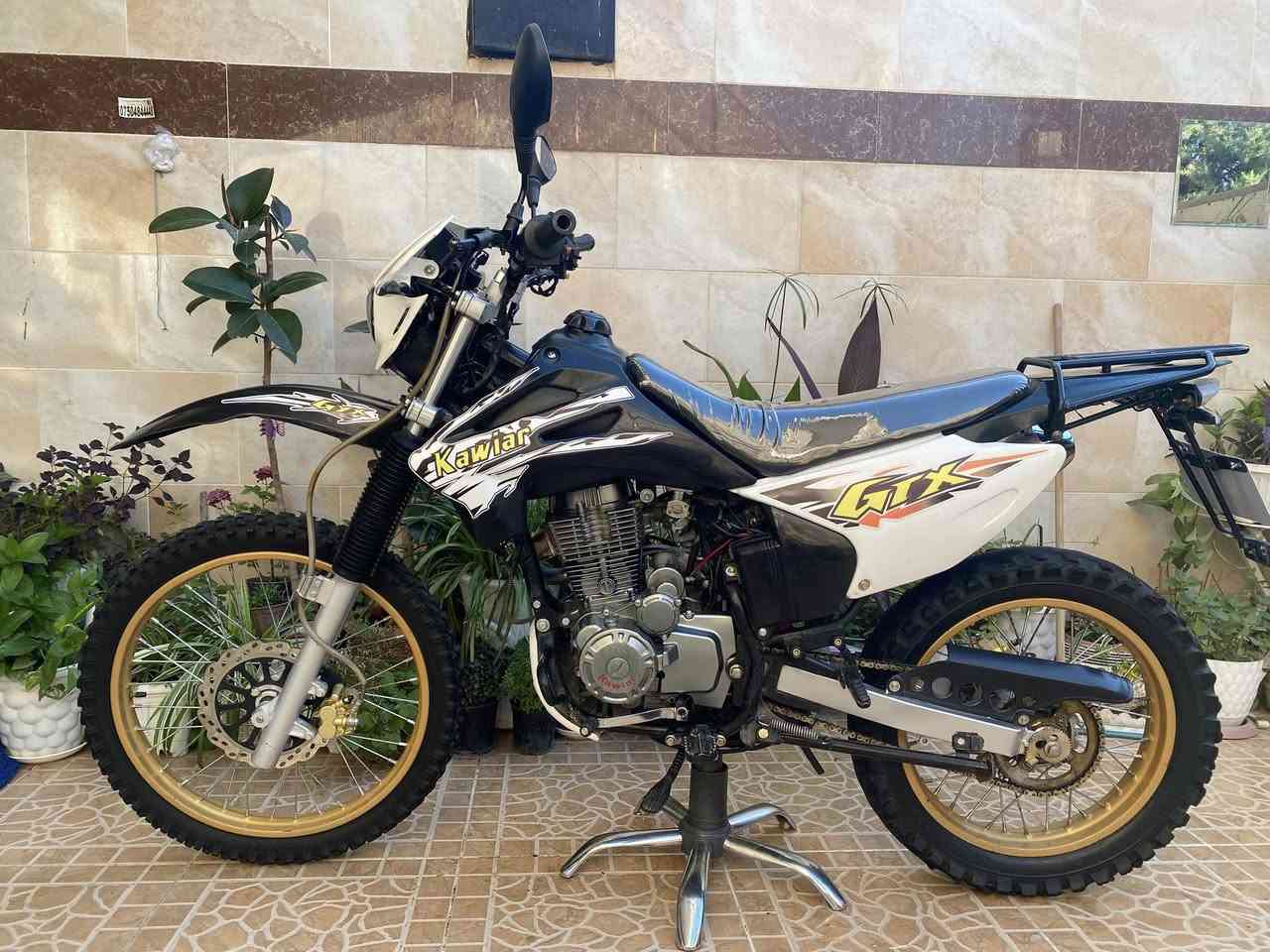 کاویار CC 350 للبيع في أربيل
 للبيع بشرط الكير والمحرك والشاسي سليمين تماماً (بدون أي لحيم أو تعديل على البارد).
 الدبلات ممتازة ومضبوطة.
 الإطارات و البريكات الأمامية والخلفية بحالة ممتازة وجديدة.
 الكهربائيات كلها شغالة وبدون أي نقص.
 المحرك صوته ناعم جداً وممتاز، وبدون أي عيوب أو طقة نهائياً.
السعر المطلوب: 5.5$ أوراق ونصف وبيه مجال أخوية.
انا من أربيل
رقم الهاتف: ***********
