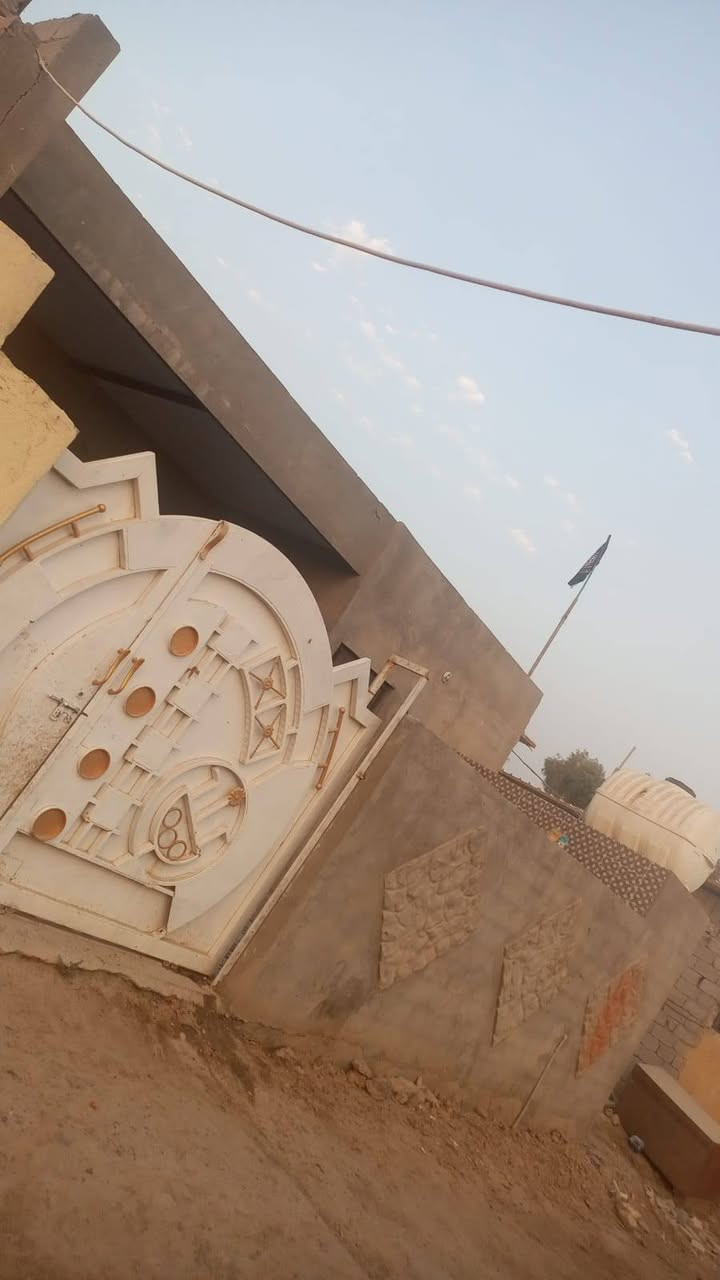 سلام عليكم بيت مساحه 300مع قطعه200 هيه 500بناء300 و200باقيه حديقه. بيت كامل مكمل بس جيب غراضك وكعد كهرباء خط وحدك  ..الماء 24ساعه كلش قوي بدون مأجور يصعد لتانكي  
لبيت يتكون من 3اغرف ..صاله ...مطبخ ..حمام داخلي ..حمام خارجي .صحيات. كامله انتصل على رقم..*********** 

تنويه طابو زراعي  مكان قرب جسر دوار
