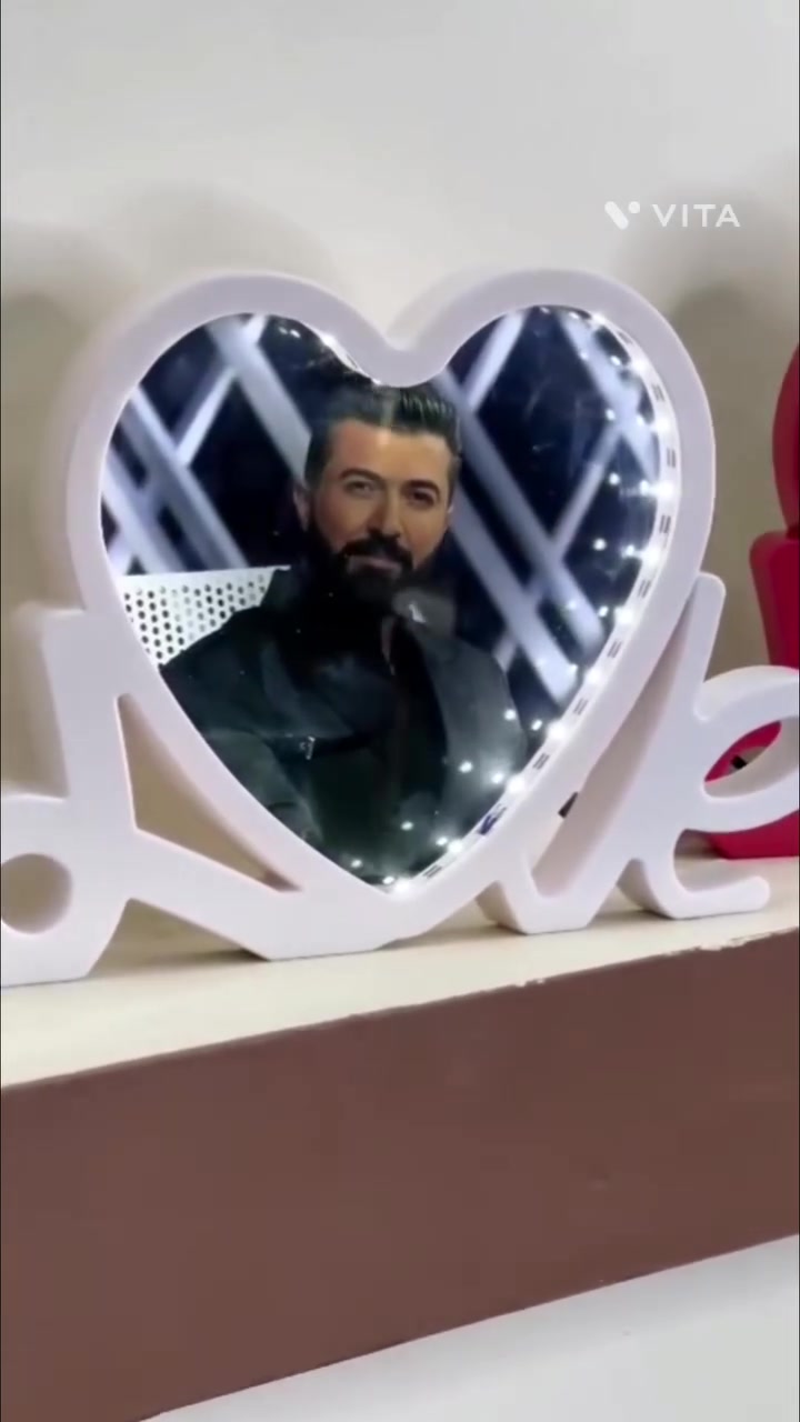 المرئاة السحريه هديه رائعه ومتيزه وغير روتينيه تستطيع طلبها بلاتصال بلحساب او الواتساب *********** او *********** او الحضور للاستوديو  ويتوفر خدمة توصيل
