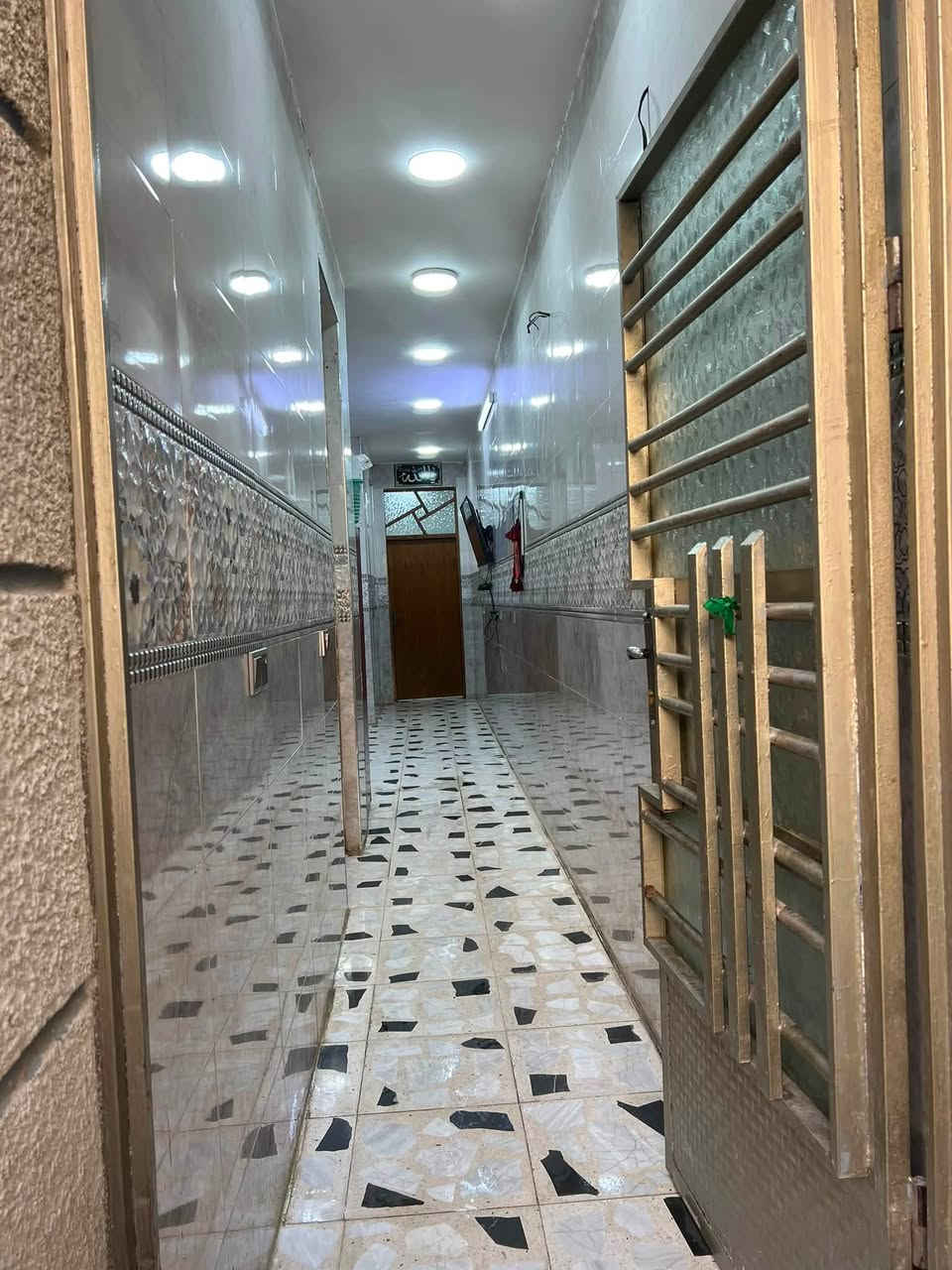 السلام عليكم ورحمة الله وبركاته 
 

عندي بيت البيع  100متر الواجه 5/ ونزال 20  

زراعي قرار 25 / 

طابق واحد /                                               

السريدات  الجديده مربع الثالث / 

وره السكله مال ضياء الباوي ثالث فرع  / البيت 

متكون من مدخلين طرمه جبيره ترك جبير غرفه نوم  

صحيات عدد / 2   والبيت بي بابين مال  شارع 

يعني يصير الطابق الثاني معزول مابي درج 

داخلي البيت كامل مثل مواضح بلصور  بناء 

البيت نهايت 2023 بعده جديد 

رقمي *********** وتساب بي
