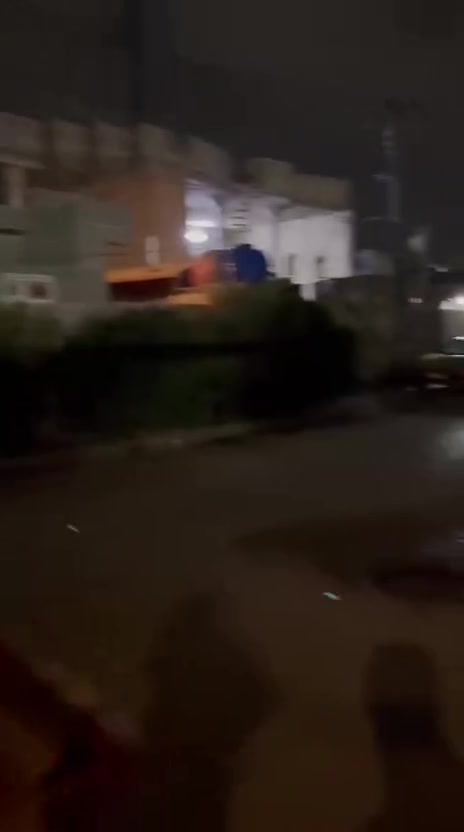 سلام عليكم بسبب الوعود الكاذبه يكلك امسح المنشور اني شراي ويخلف بوعده 
دار للبيع المساحه 36متر مال عائله زغيره يتكون من غرفتين وصاله وغرفه زغيره طابقين البيت موقعه حي الغدير قرب سوق شارع رضا المختار يرهم ل سكنة الزاور المحافظات بيت طابو صرف رجائاَ الموشراي لايوعد وميجي السعر مناسب تفضل خاص وبخدمتك او تتصل ع الارقام التاليه موجود واتساب اذا ماعندك رصيد 
*********** ابو رضا 
*********** رضا 
البيت مالتنه مو مكتب تحياتي للجميع والله يرزقكم

