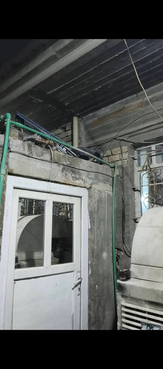 بيت للبيع في منطقة المشتل قرب شارع المطبك المعلمين مجمع فدك مساحتة 180   غرفتين و صاله ومطبخ و طرمتين صغيره وجبيرة للاتصال ع هذا الرقم  *********** .
