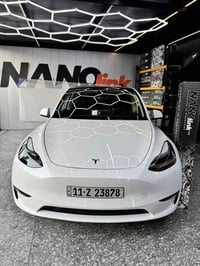 Y تسلا مودل 2023      دبل ماطور   الشحنه تمشي 450-500 كيلو    مربوطه (...