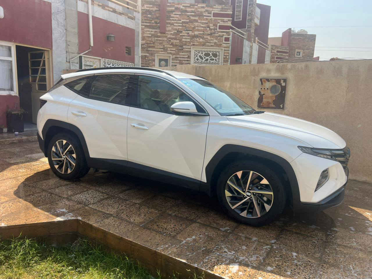 توسان 24خليجي محرك 2000 دوش فول ماعدا البانوراما بصمه تشغيل عن بعد حساس امامي خلفي لد امامي خلفي كراسي 2كهرباء هاندبريك بصمه اوتو هولد مانع انزلاق وانحدار اشايرومري شفط بردات ب ابواب شحن واير ليس مود درايف تحكمات شاشه وكامره زنون  الخ 
ماشيه 17  كفاله عااااامه حت الدعاميه 
السعر 228 وبيه مجال 
للاستفسار ***********
