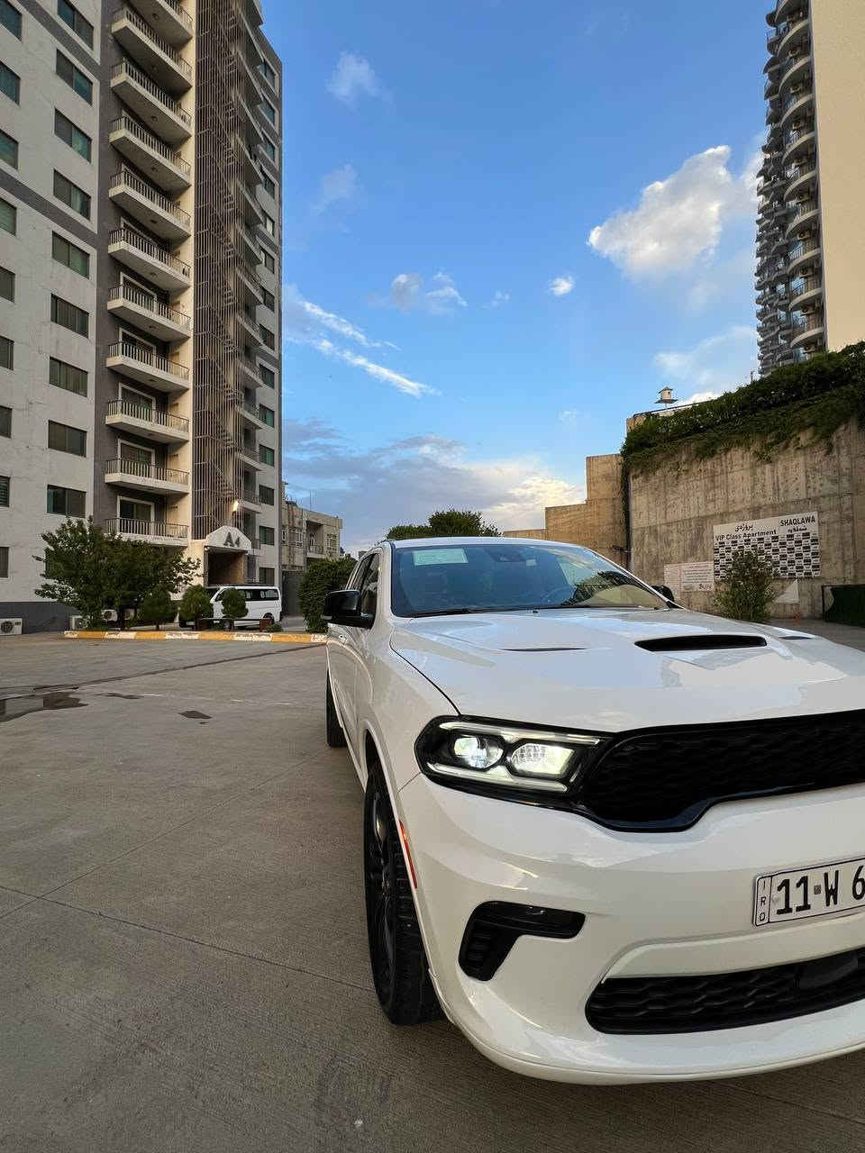 سلام عليكم دوج دورنكو GT بلاص بلاك توب موديل 2023 للبيع
وارد أمريكي حادث بنيد صبغ و جاملغ تبديل بدون دواخل ماشيه 53 الف كيلو
ألمواصفات :
* مقاعد جلد فاخرة
* تبريد وتسخين للمقاعد الأمامية
* تسخين مقاعد الصف الثاني
* تحكم كهربائي للمقاعد الأمامية مع ذاكرة للسائق
* فتحة سقف كهربائية (Sunroof)
* مقود جلد مدفأ
* نظام تكييف ثلاثي المناطق
* تشغيل السيارة عن بعد (Remote Start)
* باب خلفي كهربائي (Power Liftgate)  

📱 الشاشة والترفيه

* شاشة Uconnect قياس 10.1 إنش
* Apple CarPlay
* Android Auto
* بلوتوث
* USB متعددة
* راديو SiriusXM
* Wi-Fi Hotspot في بعض النسخ  

🛡️ أنظمة السلامة

* رادار أمامي وتحذير الاصطدام
* مكابح طوارئ أوتوماتيكية
* مراقبة النقطة العمياء
* تنبيه حركة المرور الخلفية
* مثبت سرعة متكيف (Adaptive Cruise Control)
* حساسات أمامية وخلفية
* كاميرا خلفية
* نظام المحافظة على الثبات Traction & Stability Control  

🛞 العجلات والمظهر الخارجي

* جنوط ألمنيوم 20 إنش
* مصابيح LED كاملة
* مصابيح ضباب LED
* مرايا كهربائية مدفأة
* إمكانية إضافة حزمة Blacktop السوداء الرياضية 
السعر (330) وبيه مجال للاستفسار ***********
