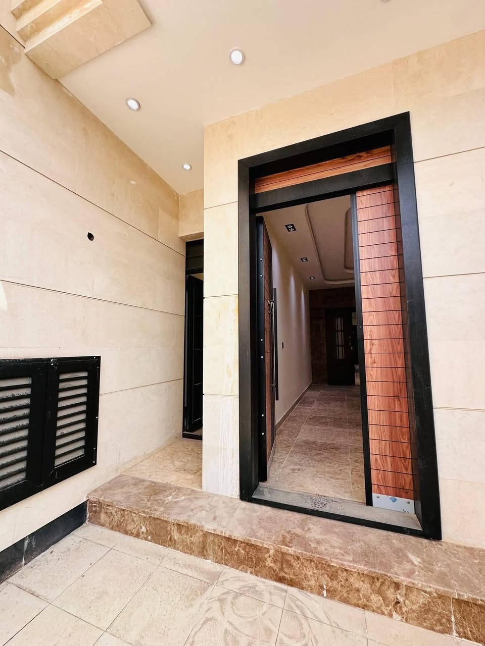 150متر للبيع
حي البنوك /قرب مثلجات الصفصاف
الواجهه مرمر ،الارضيه مرمر ،النوافذ الالمنيوم تركي ،بناء درجه اولى 
يحتوي على 
كراج ،مطبخ معزول ،خدمات في كللا الطابقين وخارجية ،4غرف نوم كبيره،
للمعلومات أكثر مراجعه مكتب القريشي  للعقار***********
