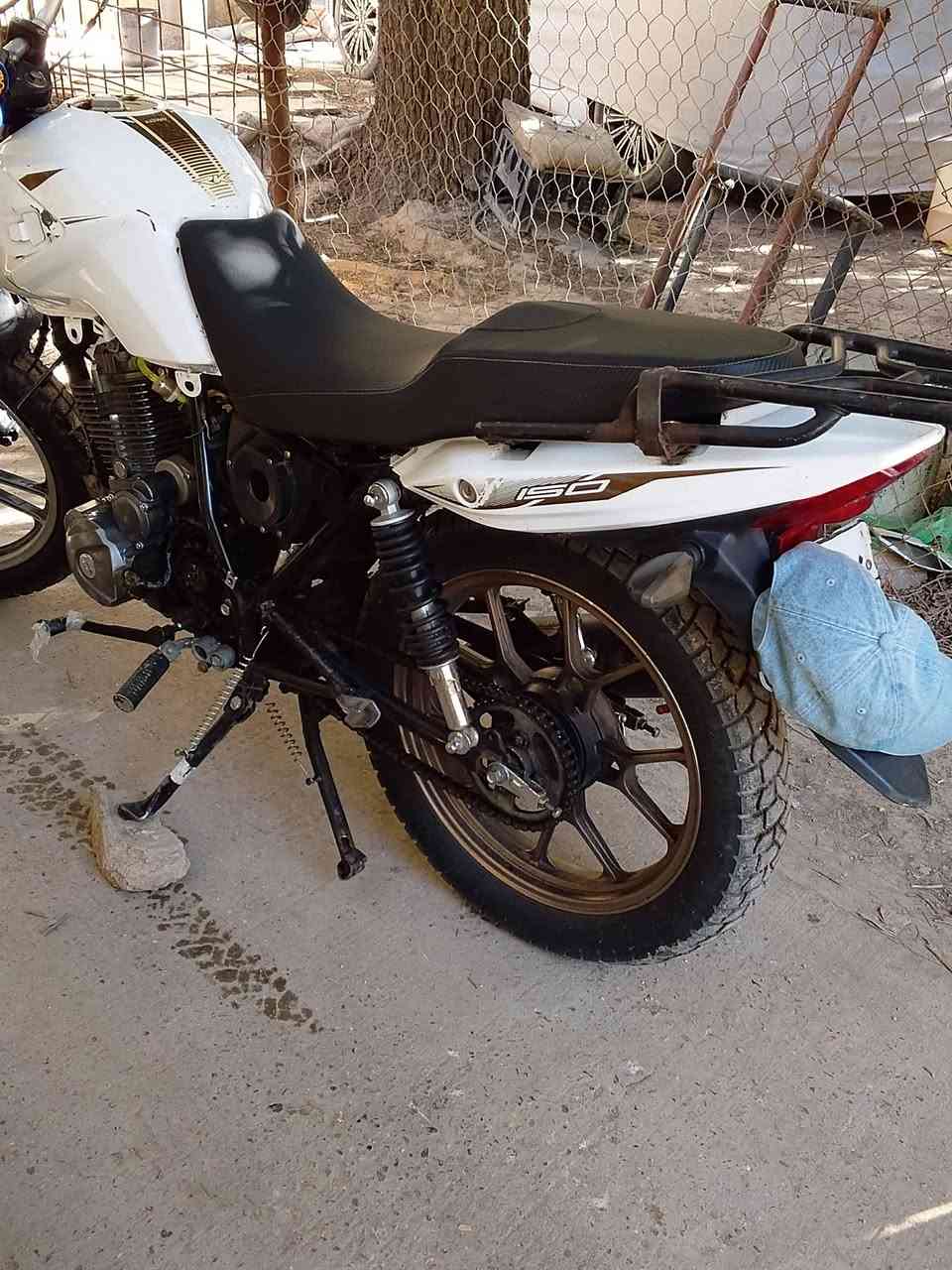 السلام عليكم دراجه  RK مكينه مكفوله نقص دشبول والصفاحيات والمازده الاماميه الدراجه مرقمه مرقمه رقم بغداد مميز  سنويه لل28تحويل بأسم الشركه التحويل السعر مليون و100الف وبيه مجال للشراي عنواني كراده أو سيديه للاتصال ***********
