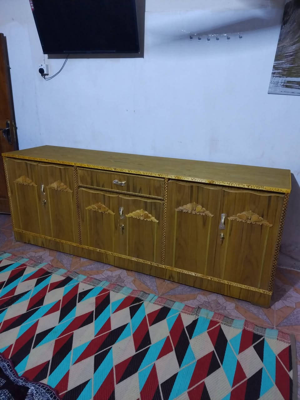 بوفيه جديده ما مستخدمه مترتين ونص للبيع السعر 140 بعقوبه التحرير الرقم ***********
