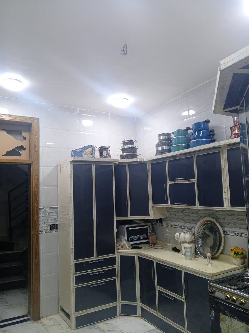 سلام عليكم بيت 🏠  مساحت 150 يحتوي علا 5غراف 2جوه  و3 فوك
صحيات داخل وخارج ستقبال كندور العنون ابو غرق حي المرتضى . *********** الستفسار
