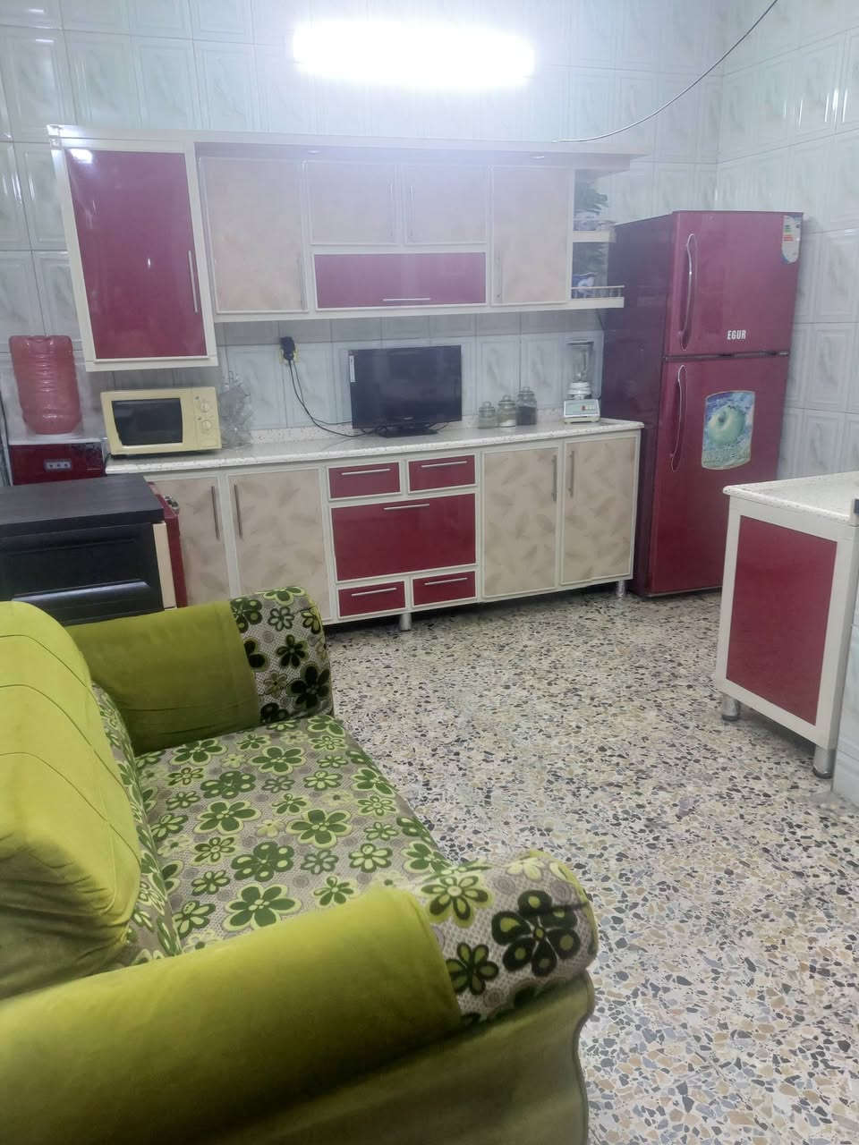 مكلف بالنشر السلام عليكم بيت للبيع ٥٠ متر ركن بيت نظيف في منطقة الشعب شارع عدن خلف متوسطة صلاح الدين محلة 339 نهاية شارع وصفي المضمد بالقرب من فلكة سوك شلال الأولى صاير بنص السوكين سوك شلال وسوك الصبح منطقة تسمى شارع ٤٠ شارع رئيسي ١٥ متر الفرعي ١٠ متر مدخلين مدخل البيت الرئيسي ومدخل على الفرع المجاور وبيه كرفان مخزن في المدخل الثاني نواقص البيت كاشي فقط الهول شي قليل تقريبا متر مربع مكفع مو كله الطابق الأرضي صالة ومطبخ ومخزن ومنور وحمامات اثنين خارجي وداخلي وفوك غرفتين زغيرة وجبيرة وسطحين البيت بأسم بنيه يعني مو ورثة ونفتح بيان ثاني يوم ونتفاهم على المخالفات
*********** ابو محمد السعر ١٤٠ مليون وبي مجال لجيتكم وبي غراض للبيع اذا احد يحب يشتري البيت والغراض مثل سبالت جداري طنين وسبلت كنتوري وكاونترات وثلاجة ومجمدة وبراد تخم قنفات البيت حاليا فارغ ومقفول يعني تتكاتب تفتح بيان تحول البيت بأسمك وتاخذ البيت لامدة ٣ أشهر ولا شي وبدون دلالية وبالخير وموفقين للمشترين والي عنده سعر بباله يتصل عليه وكلشي بالقسمة ان شاءالله تريده سكن او تأجير اقل شي ٤٠٠ يتأجر
