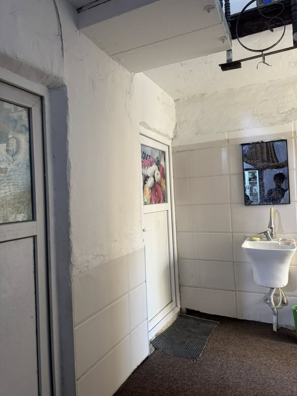 السلام عليكم
دار خلفي للبيع حي الانصار ثالث فرع الي خلف محطه الغاز 

الفرع المقابيل مخازن الكتب ثاني بيت عن الساحه اعدادية ١٥ شعبان بنهاية الشارع و مدارس وابتدائية بنات ولد قرب الدار 

مساحة الدار ٦٨

صالة 

استقبال 

غرف عدد ٣

مجموعات صحيه 

حمام منفصل 

تواليت منفصل 

حمام الطابق الثاني مشترك حمام وغربي 

المطبخ طابق ثاني 

مكشوفة 

مخزن عدد ٢ 

سطح جبير 

البيت نضيف وما عايز بس الغرفه الثالثه بس لبخ مجاري كلها جديده البيت نفه وجبير بس تجيب غراضك وتكعد مابي اي نقص 

للاتصال ***********
