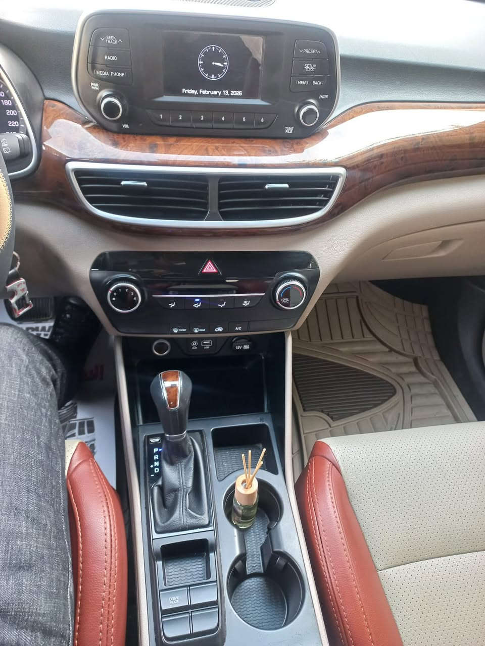 السلام عليكم ...
توسان خليجي موديل ١٩ ماشية ١٠٥ الف كم مكفولة من الصبغ بيها بارد بالبنيد بالكصة فوك العلامة وبيها حالوبات ناعمات بالقمارة والبنيد فقط بالسونر تبين بالعين ما واضحات .
مواصفات السيارة ....
٥ عدسات . كشن كهرباء . كراسي جلد مشمشي وبيجي . داخل صاج . تبريد قطعتين . مري شفط . اشاير مري . لد امامي نهاري . داش كام تسجيل وتصوير امامي وخلفي . 
السعر  خاص مكانها بغداد حي حور خلف نادي النصر 
لاستفسار *********** 
*********** 
محمد المندوب.  🤍✨          تحياتي للجميع
