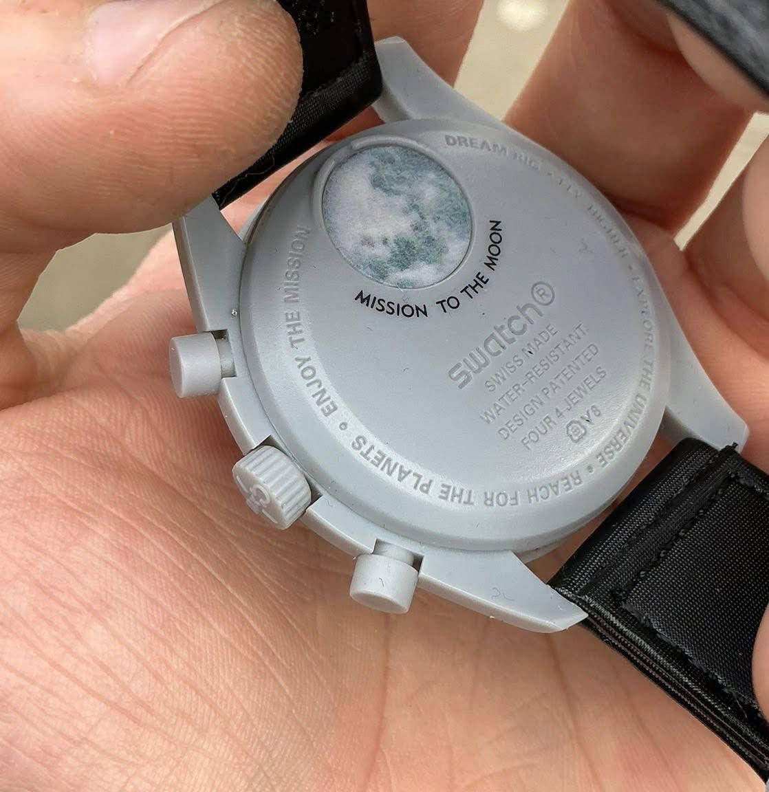 ساعة من ماركة اومكا Omega x Swatch MoonSwatch وارد اوربي

تحفة فنية

تصميم مستوحى من سطح القمر والأرض

مكينة كوارتز ناعمة ستوبوج (جميع السناتر شغاله)

المينا رمادية محببة تعكس شكل التضاريس القمرية

فول لامينوس ارقام واميال

مؤشر مراحل الأرض شغال يظهر الأرض بألوان خاصة والمحيطات تتوهج تحت ضوء UV

مؤشر مراحل القمر شغال 

هيكل من مادة Bioceramic (خليط بين السيراميك والبلاستيك الحيوي)

 سير قماش VELCRO مختم

زجاج معدني مقبب ضد الخدش

مقاومة ماء وغبار 

السعر 35الف  مع توصيل


**إذا كنت صاحب هذا الإعلان وتريد حذفه لأي سبب، رجاءا أرسل رسالة إلى الدعم الفني**