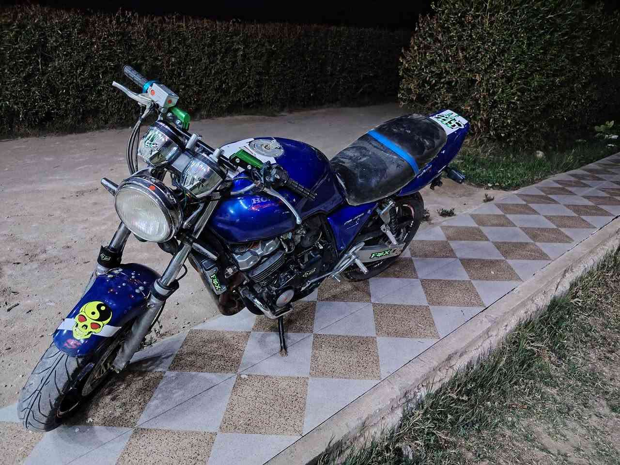 سلام عليكم دراجه للبيع سيبي فور 400 جيل اول مكان بابل جبله
السعر 1800 وبيه مجال للاستفسار الاتصال على الرقم ***********
