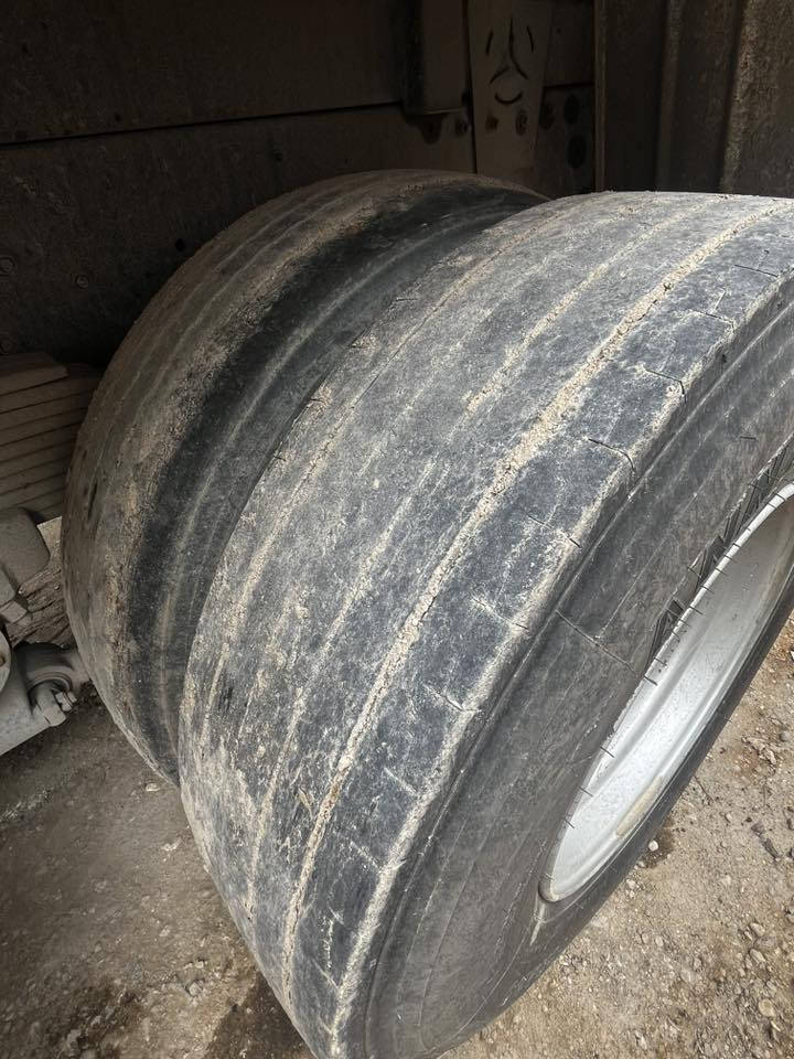 تخم تاير 22.5 .13مراوس ب 24 صاح براميغ اي شيء  للستفسار اتصال ‭    0781 610 6272‬
