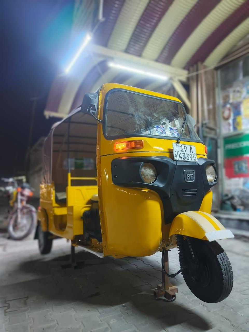 من رخصة الادمن
السلام عليكم.    تكتك 19شهر 11
داخلة بل عشرين رقم وسنوية بسمي امداور ثاني يوم  كهربائيات كلهه جديد تخم تاير جديد
مكينه  مجفته مرة وحده التكتك علا وضع الشركة 
بدون اي حادث بس  اخياسات وشخوط عمرتهة  مصبوغه للجماليه
السعر5،700بيهه مجال شي قليل هاي مال جناي 
مكان كربلاء حي العسكري 
الاتصال بالرقم***********
