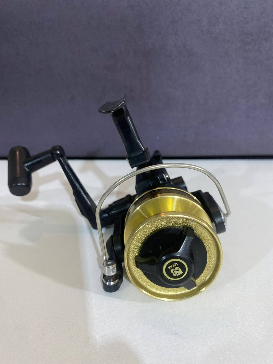 السعر ٥٥ ألف قفل 🔐
هذه الماكينة هي قطعة كلاسيكية مميزة جداً من إنتاج شركة Ryobi اليابانية، 🇯🇵🇯🇵
وهي معروفة بمتانتها العالية.💪🐟🎣🐠
​المواصفات والتفاصيل
​الاسم الكامل: ريوبي آر إكس 3000 دي إكس (Ryobi RX3000DX).
​المنشأ: اليابان (Made in Japan) - وهذا الموديل  يتميز بجودة تصنيع وتفاصيل زخرفية (النقش الذهبي على البكرة) لا تجدها في الماكينات النادرة
​الحجم: تعتبر من الحجم المتوسط (فئة الـ 3000)، وهي مثالية لصيد "الشاطئ" أو "القارب" للأسماك متوسطة الحجم مثل الكارب (السمتي) أو القطان.
​(شكد تشيل خيط؟)
​خيط قياس 3 (تقريباً 0.28 ملم): يأخذ 290 متر.
​خيط قياس 4 (تقريباً 0.33 ملم): يأخذ 200 متر.
​خيط قياس 5 (تقريباً 0.37 ملم): يأخذ 160 متر


**إذا كنت صاحب هذا الإعلان وتريد حذفه لأي سبب، رجاءا أرسل رسالة إلى الدعم الفني**