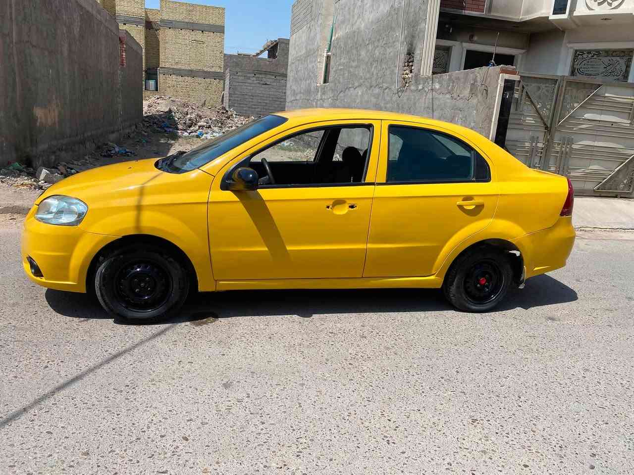 سلام عليكم  سياره افيو موديل ٢٠٠٨ سياه جديده صبغتها حلو بس بيها نواقص  سياره مصفره الهيئه وغرامات باسمي سيارة سعره سياره ٢٧ورقه وبيها مجال بسيط(***********)
