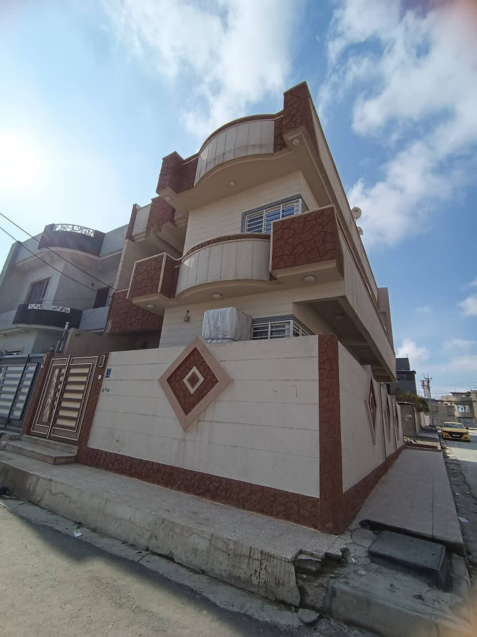 #عروض مكتب قصر الفخامة للعقارات
دار للبيع للبيع للبيع 
الموقع / حي الاقتصاديين  / تموز 
مساحة / 100م واجهة 8.5م  ركن 
الاتجاه شروق 
طابقين بناء 2021
4 غرف نوم واستقبال ومطبخ وصحيات عدد 2 وبيتونه 
سند طابو الايمن 
مكاتبه مع الشرعي 
للاستفسار عن السعر الاتصال 
***********
***********
عنوان المكتب حي النور سايدين دانية ماركت بعد ملعب كلاسيكو
