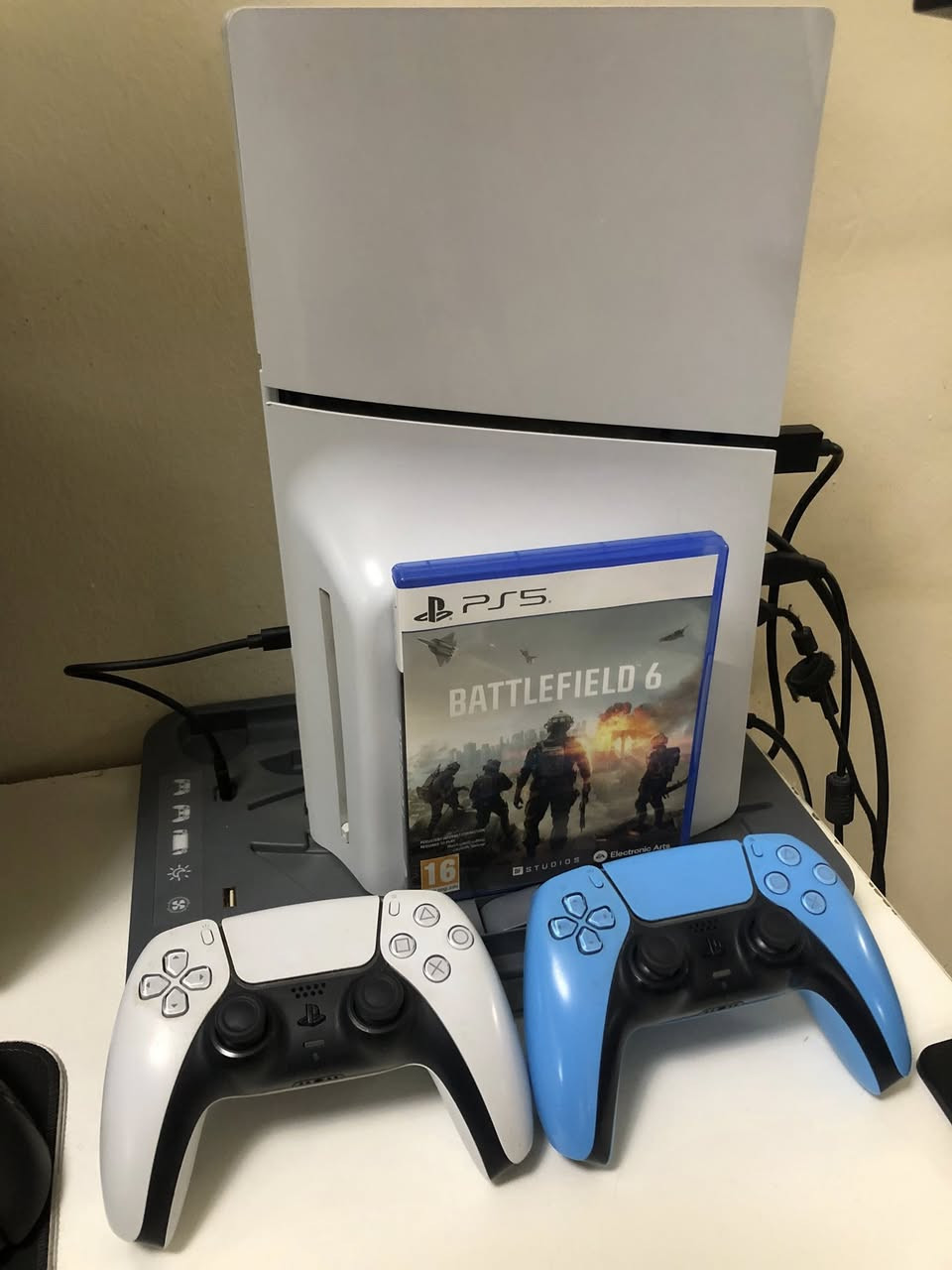 بلي 5 سلم استخدام قليل كامل
ملحقات وياه تجي جوستك اضافي +قاعده فان وشاحنه كنترول. 

ولعبه جي تي اي. 

مراوس ويا pc او بيع.


**إذا كنت صاحب هذا الإعلان وتريد حذفه لأي سبب، رجاءا أرسل رسالة إلى الدعم الفني**