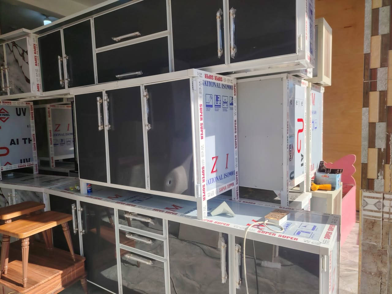 بسم الله والصلاة والسلام على رسول الله تم وصول حاوية كاونترات جزامات بوفيات كناتير خشب شغل عراقي ديوان شغل درجة أولى ضمان  🌹 🌺
يوجد مراوس كاونترات قديم بجديد 🌺🌹 
العنوان هيت شارع القائم مقامية قرب مجمع العيساوي😊 لتنزيلات *********** واتساب 🌹
