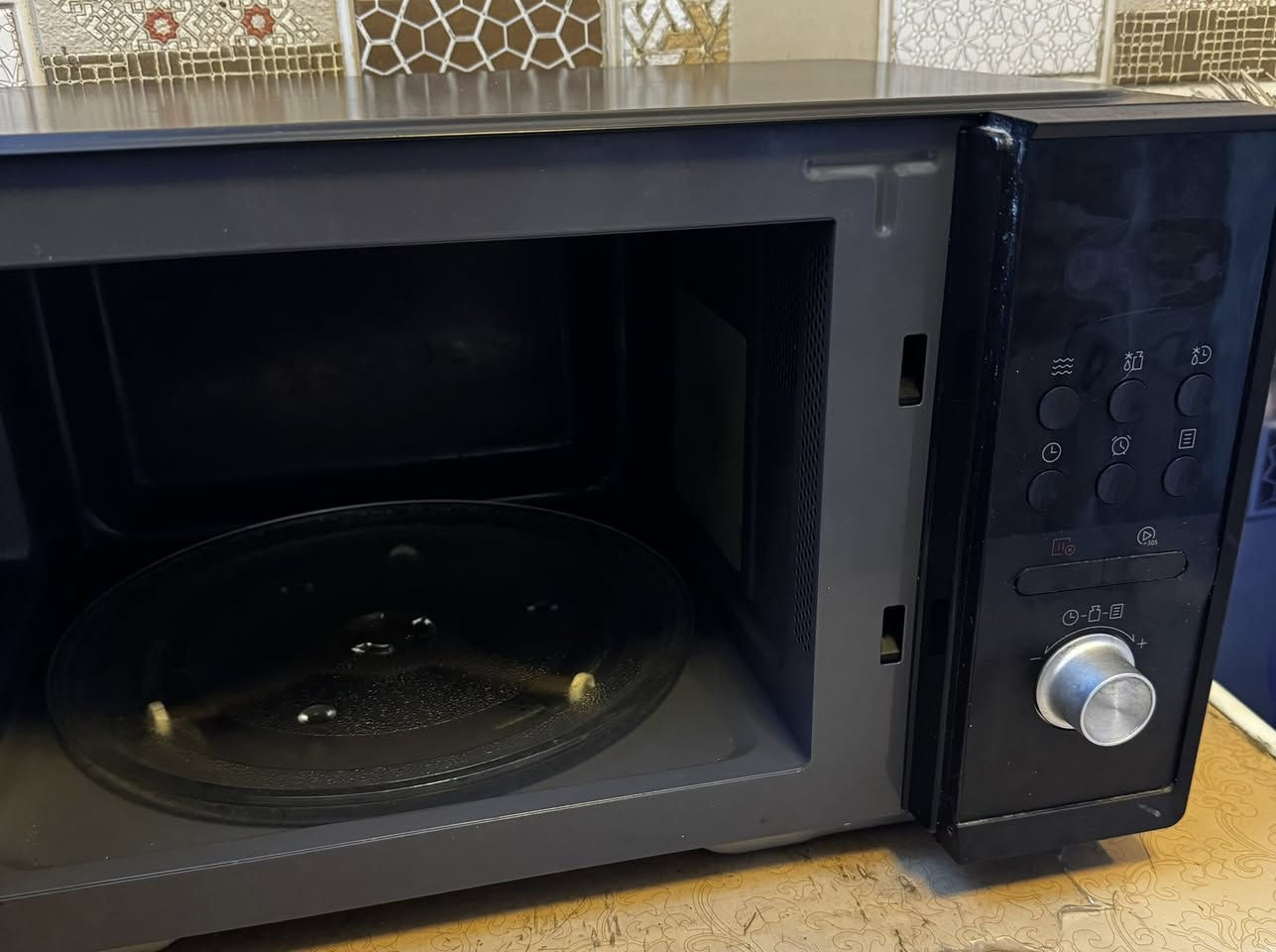 شاشة 55 تفاصيلها بالصورة 300 الف 
مايكرويف جديد 75 الف 
راوتر 40 الف 
الي يأخذ الأغراض كلها ما نختلف


**إذا كنت صاحب هذا الإعلان وتريد حذفه لأي سبب، رجاءا أرسل رسالة إلى الدعم الفني**